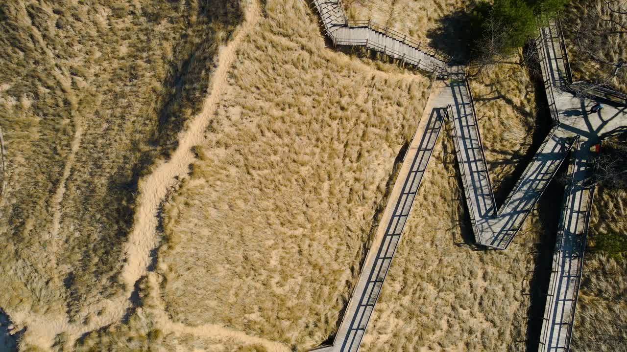el viejo paseo marítimo de la escuela sobre las dunas en el parque kruse