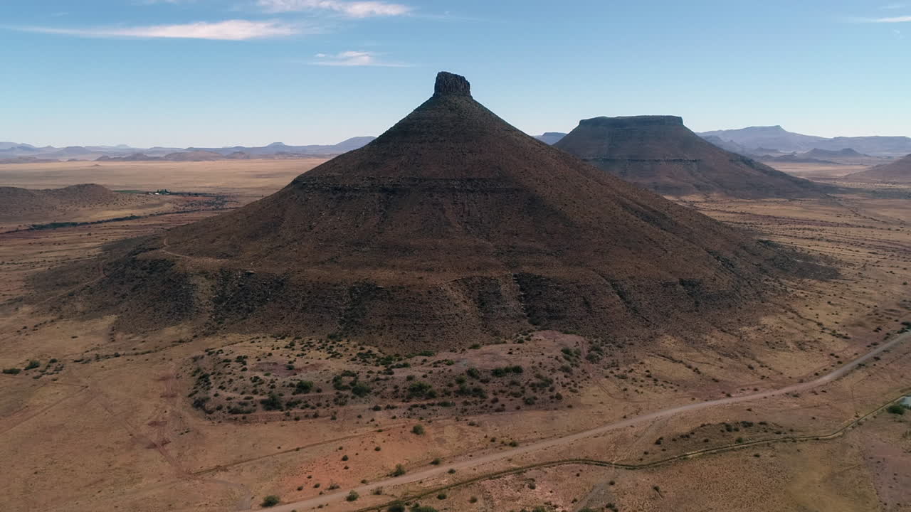 Sorvolo del deserto arido del Karoo verso la montagna erosa chiamata Koffiebus