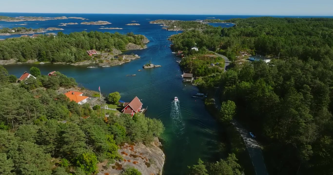 Veduta aerea di una foresta costiera e di un corso d'acqua in Norvegia, che mostra Høvåg e Lillesand