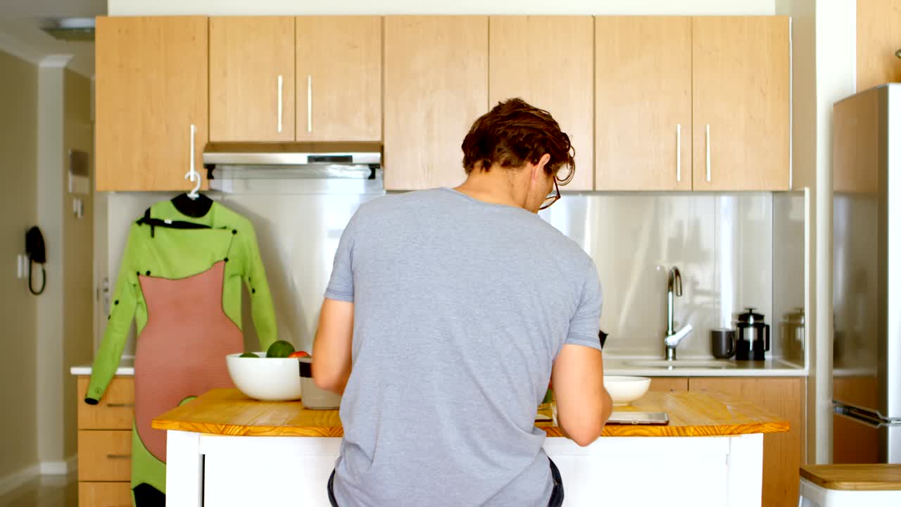 거실 4k에서 휴대 전화를 사용하는 남자