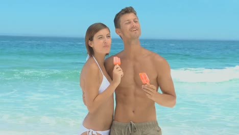 Hermosa-Pareja-Comiendo-Helados-De-Agua-De-Naranja