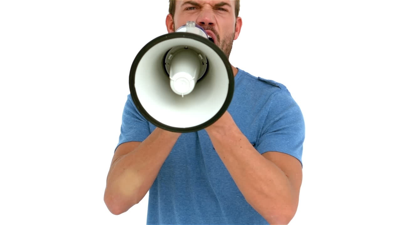 un hombre enojado gritando con un megáfono.