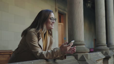 Estudiante-Leyendo-Buenas-Noticias-En-Un-Teléfono-Inteligente