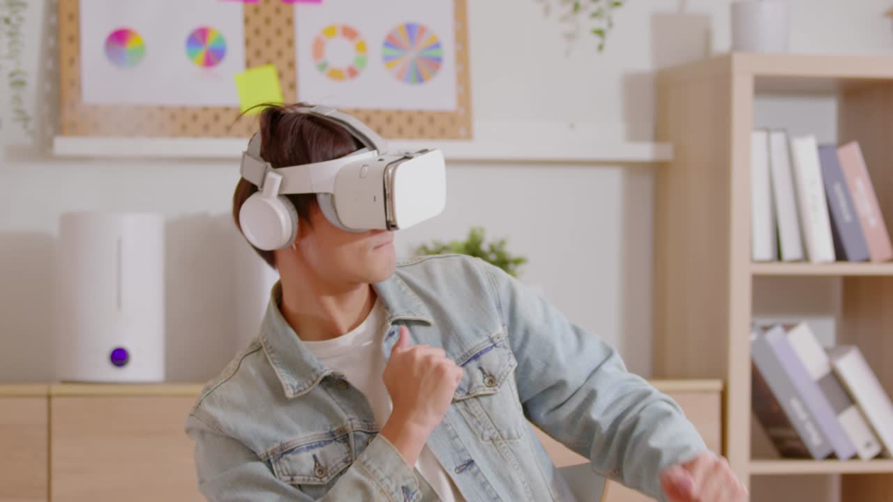 hombre joven usa gafas de realidad virtual buscando aprendizaje. casco de instalación para aplicación de simulación vr. hombre bailando mientras ve videos en auriculares ópticos vr. sentado en el sofá y relajado.