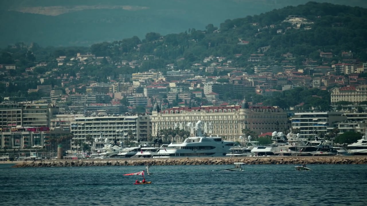 Mar Mediterraneo con yacht e l'iconico Hotel Carlton sullo sfondo della collina della Costa Azzurra a Cannes, Francia