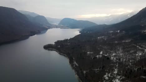 Snowy-winter-view-of-Lake-Bohinj,-Slovenia,-against-mountains