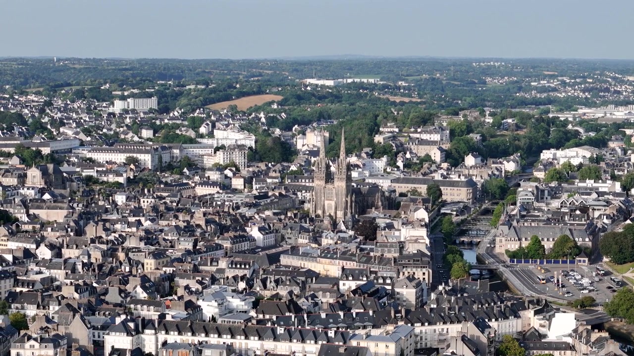 Innledende luftfoto av Quimper sentrum, Nordvest-Frankrike.