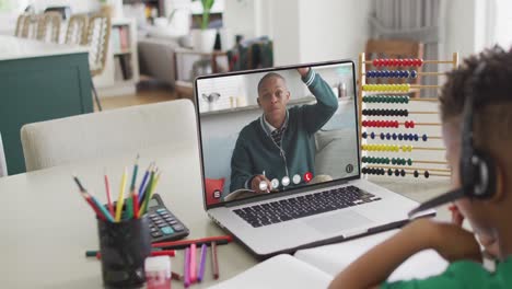 composición de un niño biracial en una computadora portátil aprendiendo en línea con un escolar afroamericano