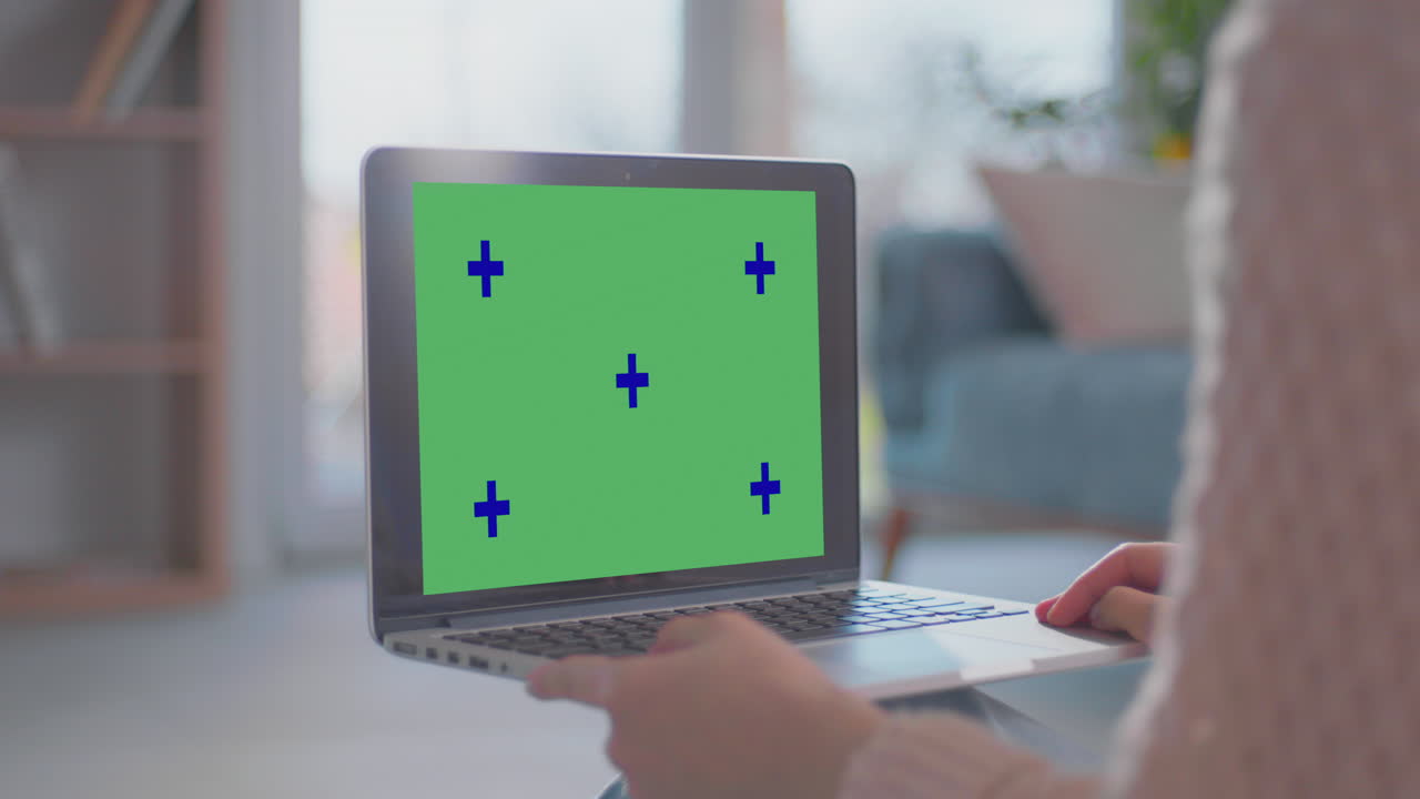 mujer sosteniendo una pantalla en blanco para el simulacro