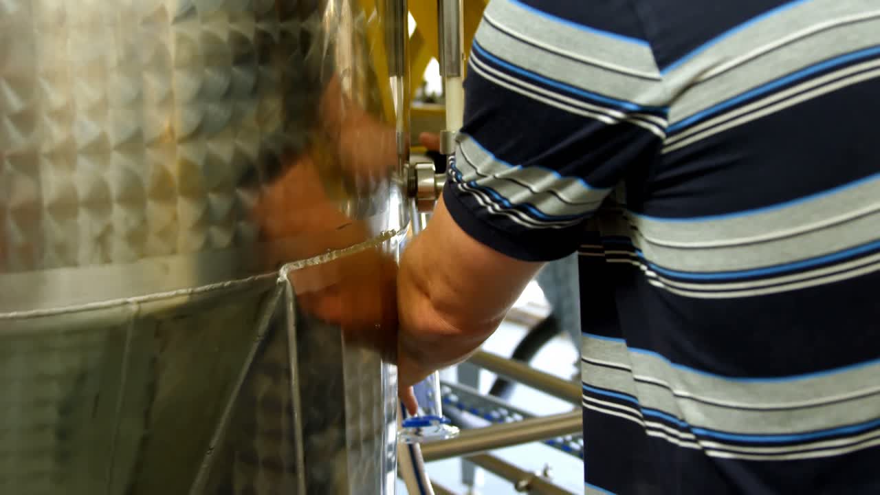 공장에서 일하는 남성 노동자 4k