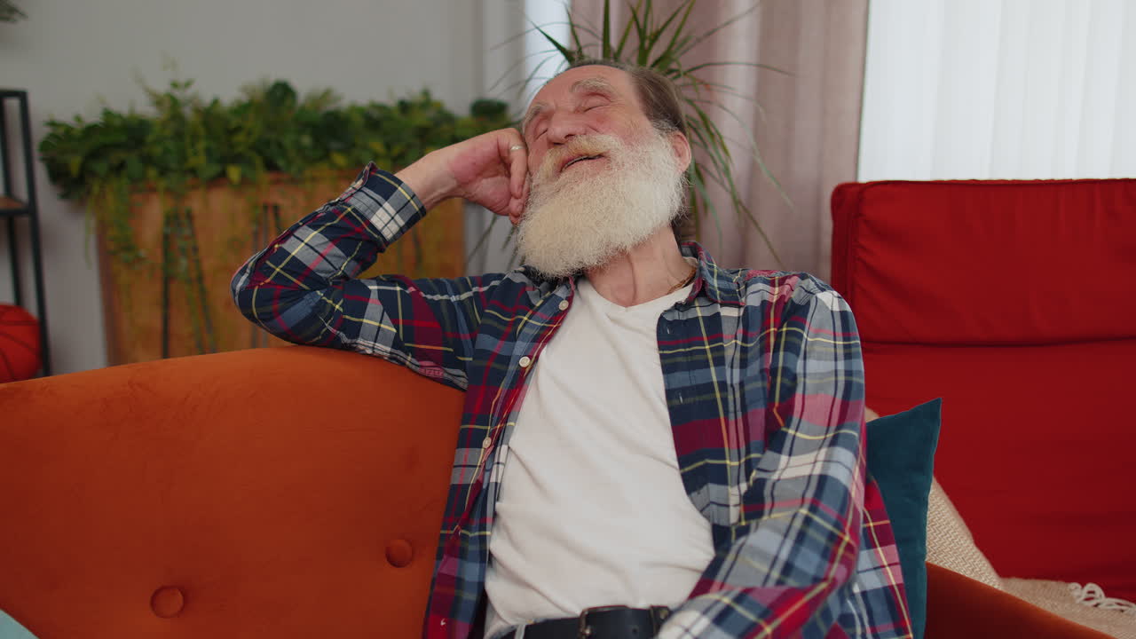 행복한 평온한 노인 미소 꿈꾸는 휴식, 휴식, 좋은 소식, 집 소파에서 만족감을 느 ⁇ 다