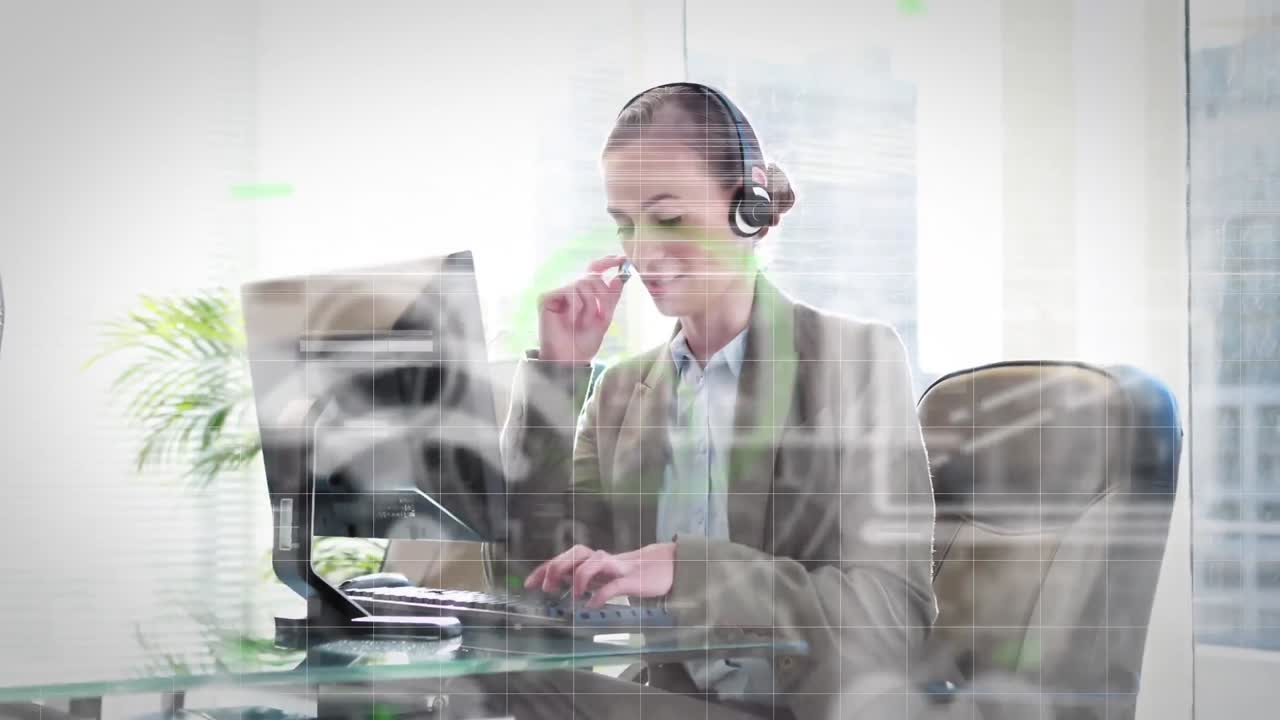 animación de iconos de los medios de comunicación sobre una mujer de negocios que usa computadora