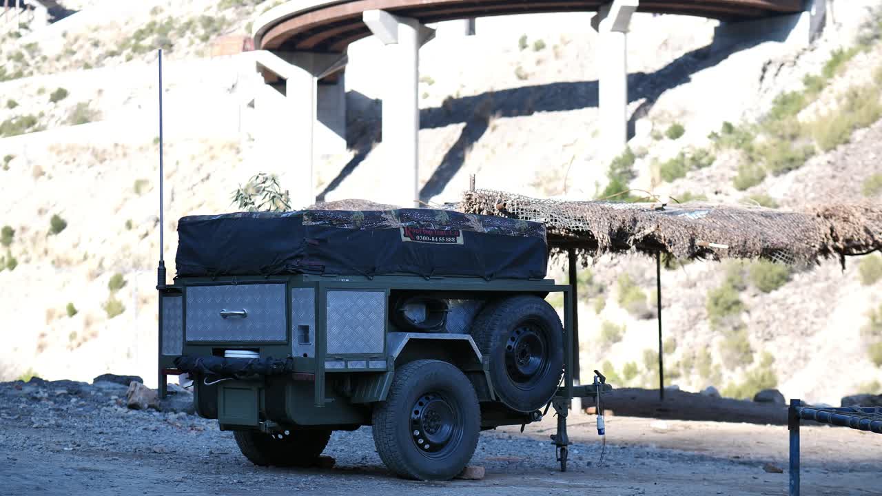 황혼이나 일몰에 바다 해안에 캠퍼 밴