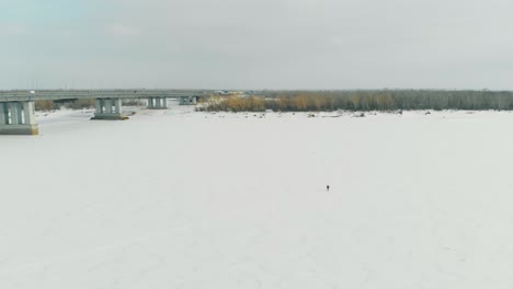 Superficie-Ilimitada-Del-Río-Congelado-Blanco-Cubierto-De-Nieve