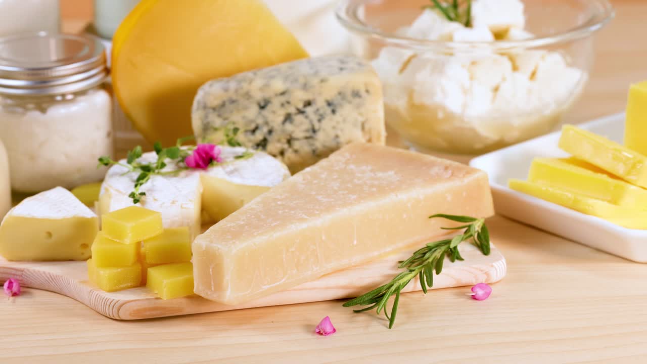 테이블 에 있는 여러 가지 치즈 와 유제품