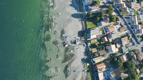 increíble dron vertical aéreo disparado sobre un área residencial con casas thau