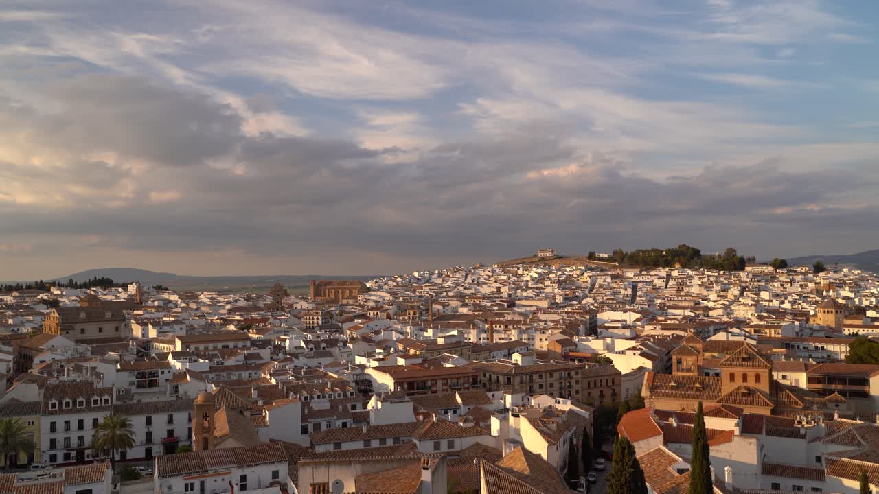 Rolig udsigt over Antequera i Andalusien, Spanien under solnedgang