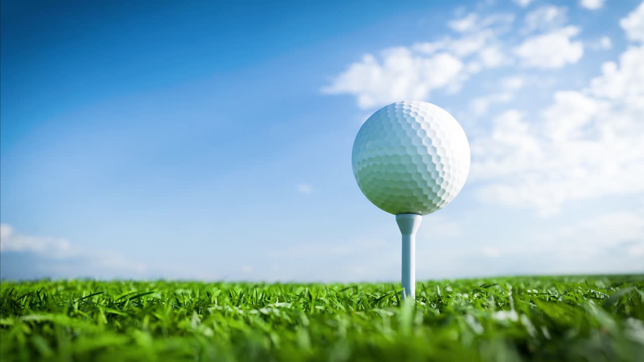 Golfbal op Tee in Groen Gras met Blauwe Lucht