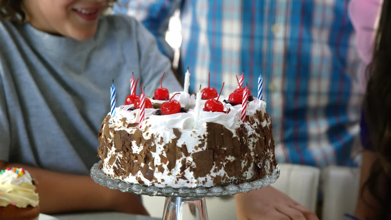 Famiglia sorridente che celebra compleanno