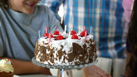 -Lächelnde-Familie-Feiert-Geburtstag