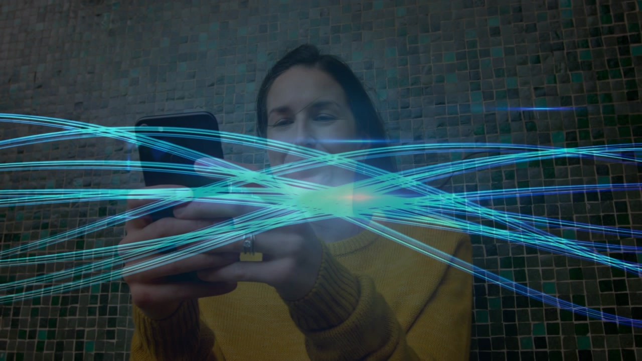 Animazione di elaborazione dati su imprenditrice caucasica che usa smartphone