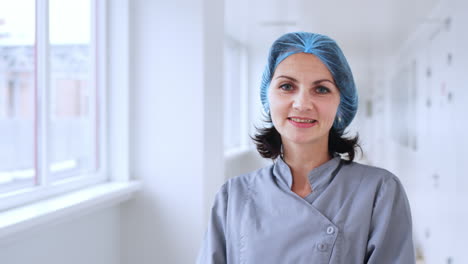 trabajadora farmacéutica mujer en el pasillo. retrato de mujer trabajadora de fabricación