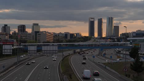 timelapse de la puesta de sol en madrid en la autopista a1