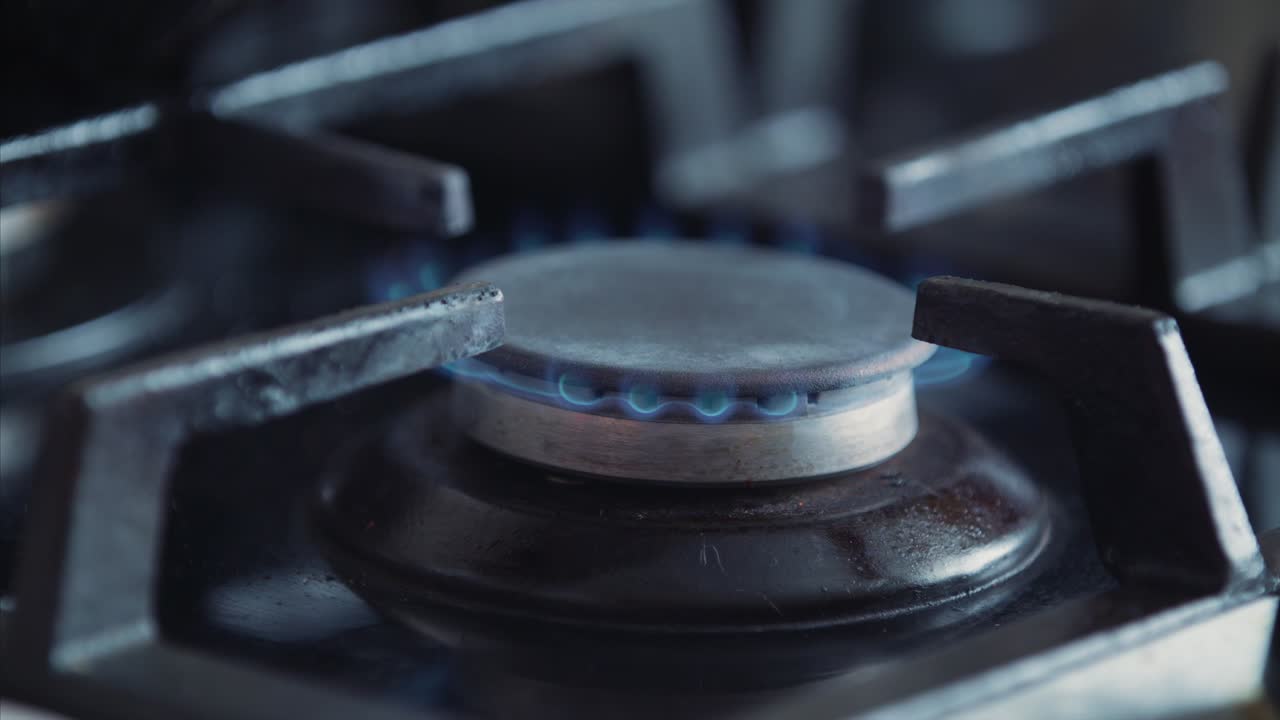 화재 블레이드와 함께 부에서 열려있는 가스 스토브. 요리 저녁 식사 개념
