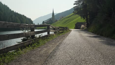 Carretera-Escénica-En-El-Lago-Durnholz-Con-Un-Impresionante-Fondo,-Toma-De-Mano