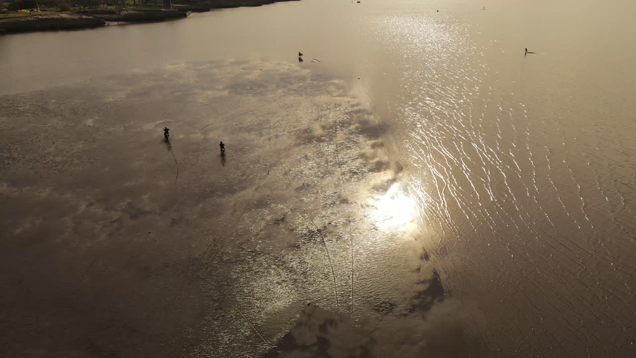 아마존 강 습지에서 오토바이 타기 dirtbike 모험 여행