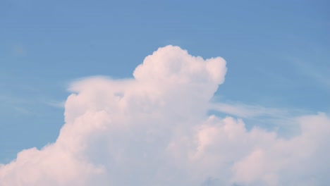 tormentosa dramática nubes de tormenta de fondo en áfrica en la temporada de lluvias en el parque nacional del serengeti en tanzania en áfrica, copiar el espacio con el cielo dramático de cerca