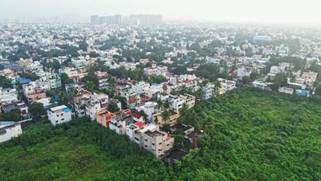 Toma-Aérea-De-Edificios-Cubiertos-De-Niebla-En-La-Ciudad-De-Chennai