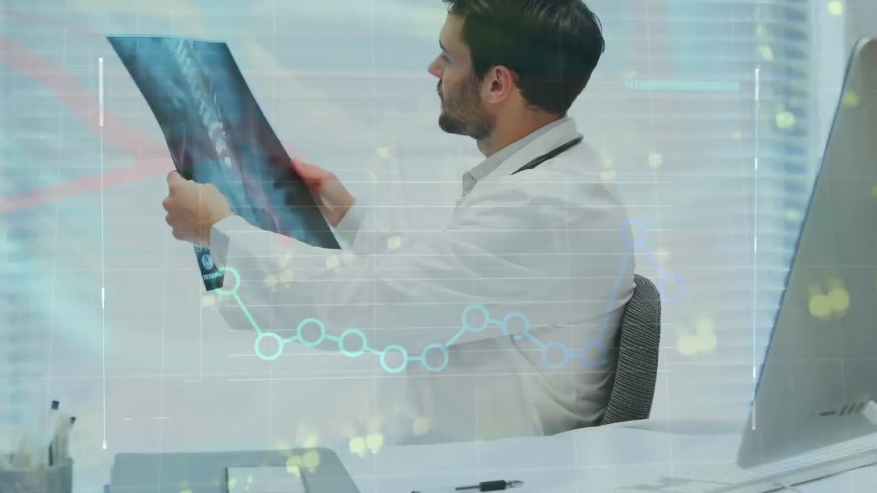 animación de la forma de neón y procesamiento de datos sobre un médico caucásico examinando radiografías en el hospital