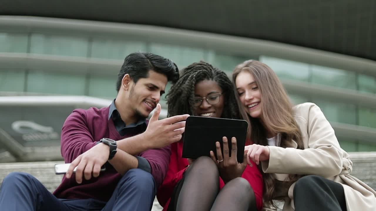 jóvenes buscando en google en la tableta dónde ir, discutiendo