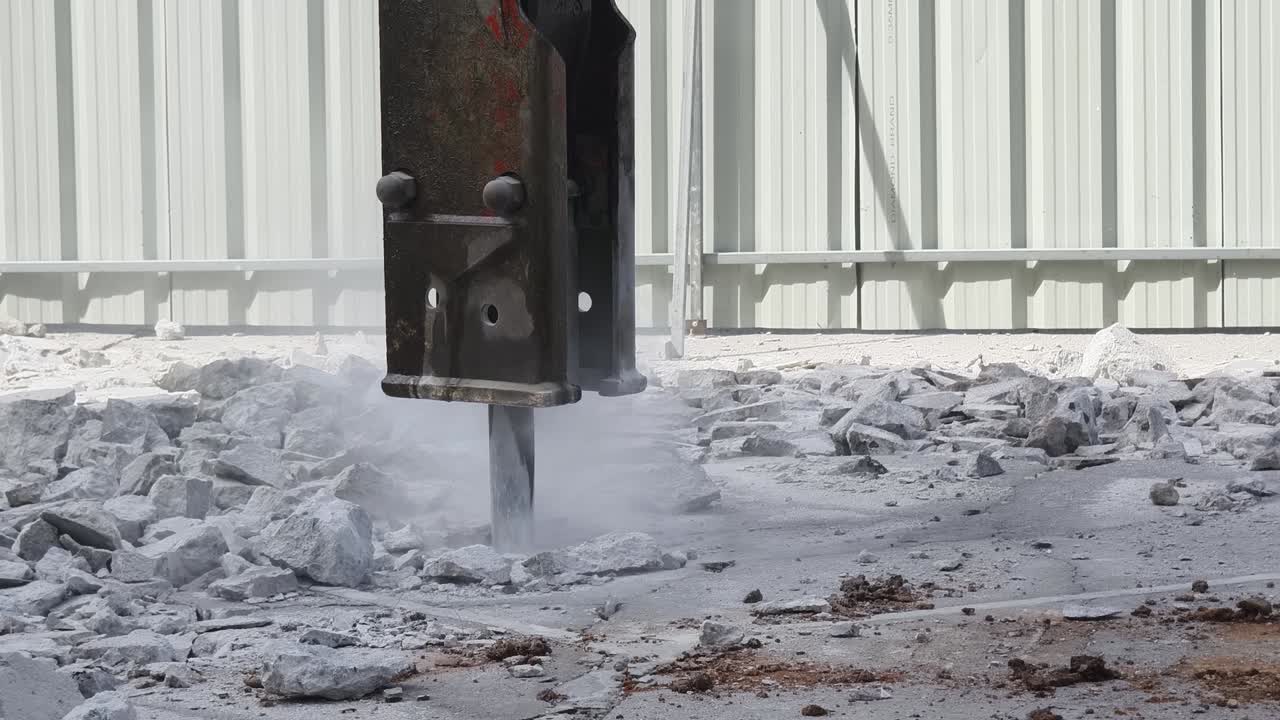 건설 현장에서 콘크리트를 깨는 잭햄