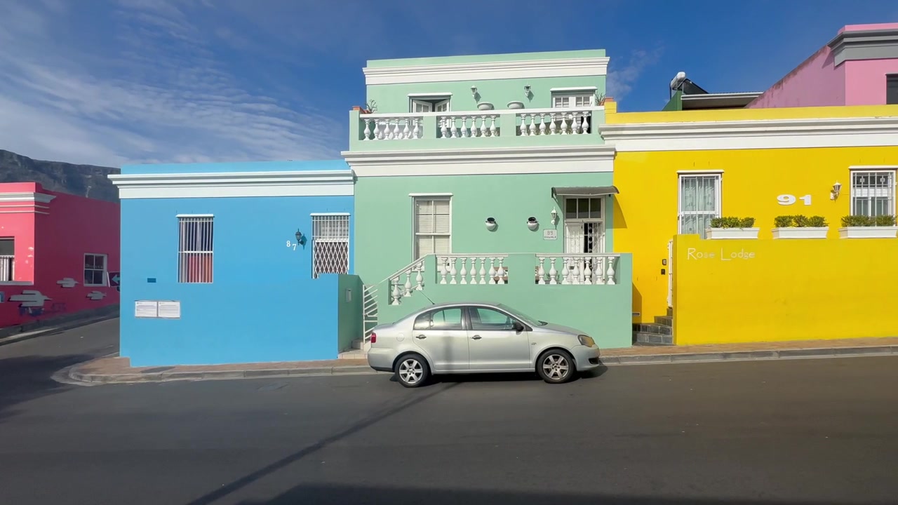 Case colorate e auto parcheggiata nel quartiere Bo-Kaap di Città del Capo. Sudafrica