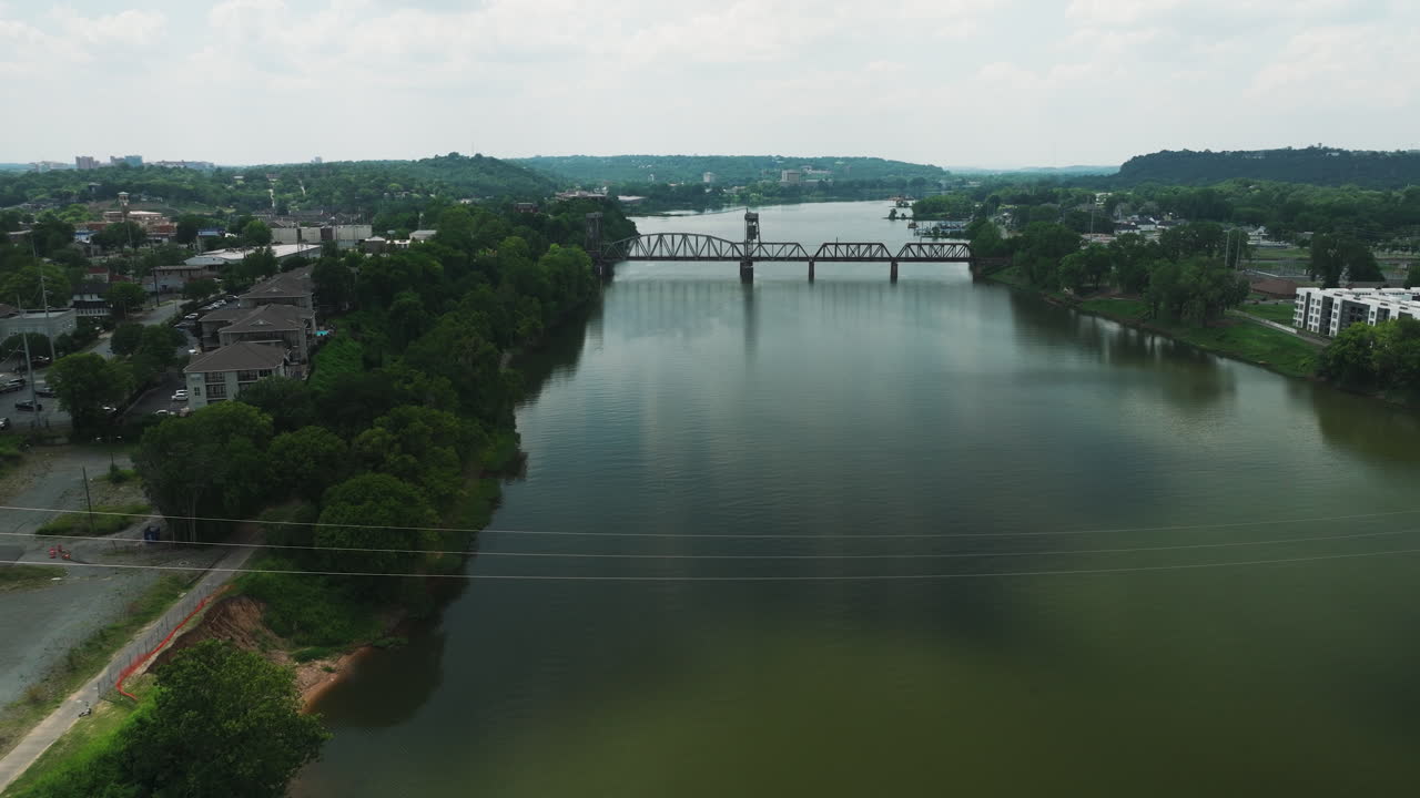 Tranquillo fiume Arkansas e ponte Junction a Little Rock, AR, USA - ripresa aerea