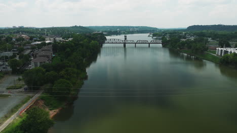 el tranquilo río arkansas y el puente de unión en little rock, arizona, ee.uu. - fotografía aérea
