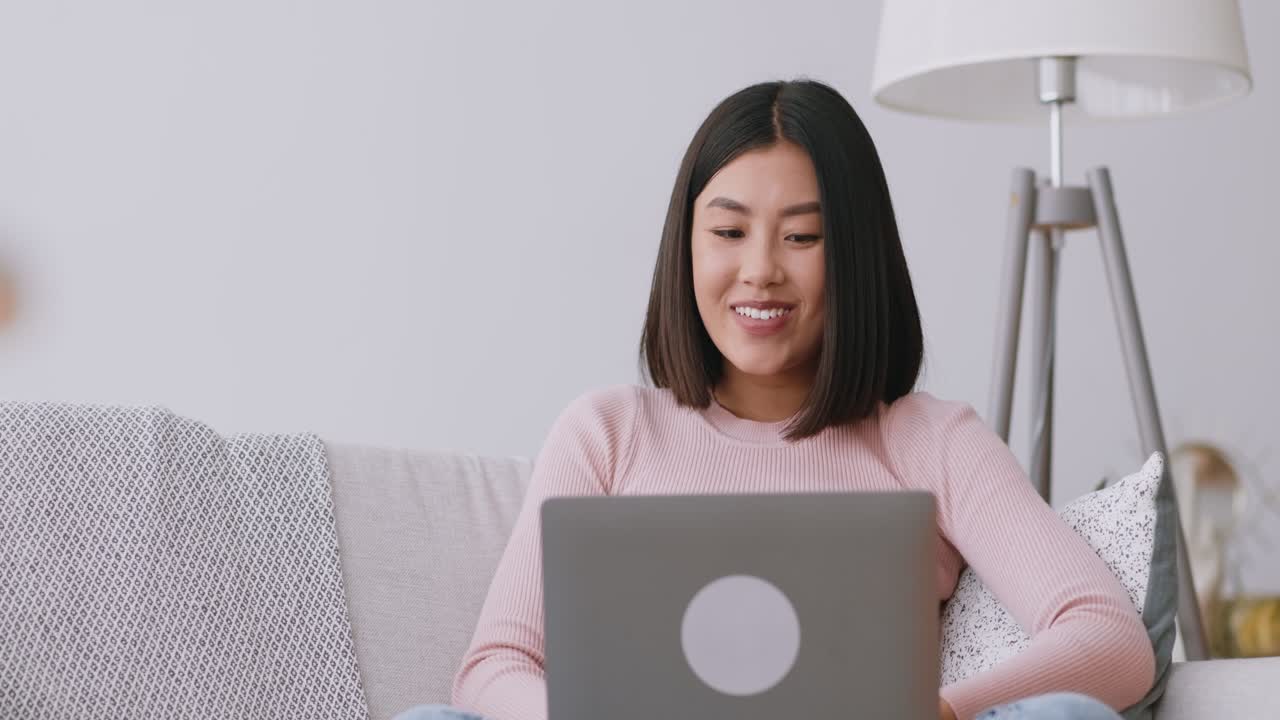 여자가 소파에 노트북을 사용 하여