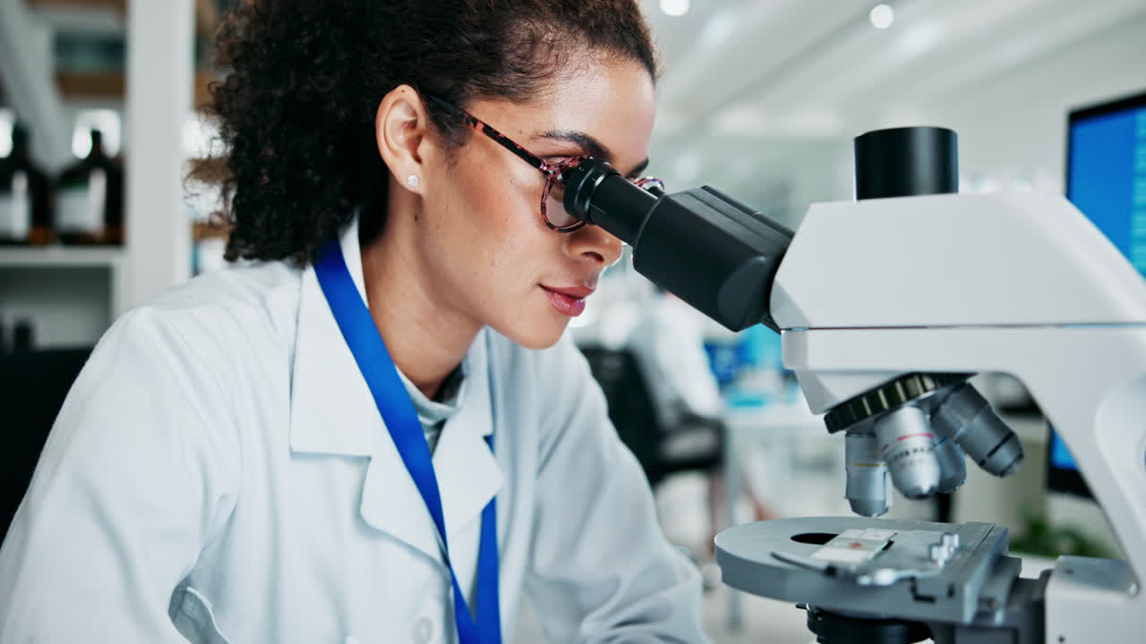 científico usando el microscopio en el laboratorio