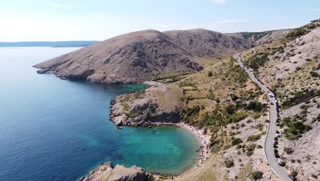 bahía de oprna, isla de krk, croacia - vista aérea de drones de playas escondidas, montañas y mar azul