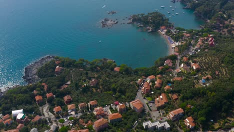 Antena-Lenta,-Revela-Toma-De-Pueblos-Italianos,-Costa,-Playas-Y-Aguas-Turquesas