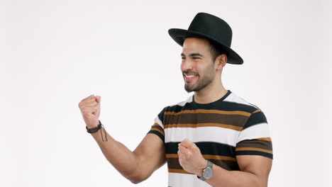 feliz, celebración y hombre con el puño ganador