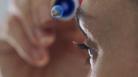 primer plano extremo de una mujer bonita enfocada que aplica un tinte claro a las cejas con un pincel de maquillaje