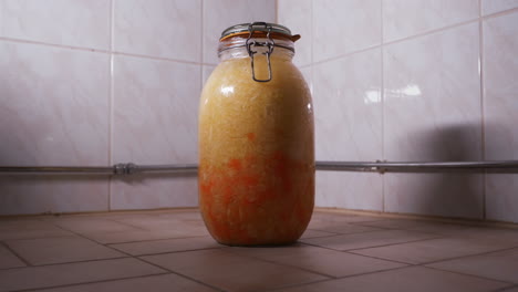 Two-weeks-of-vegetable-fermentation-in-mason-jar,-fast-forward-timelapse