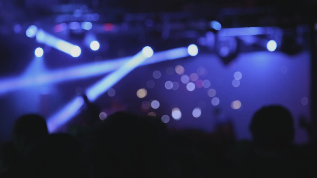 より高い位置からクローズアップされた視点で、ダンスフロアで楽しく歓声を上げ踊るパーティー客たち