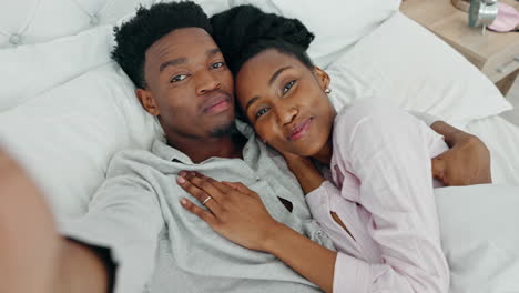 selfie influencer couple in bed