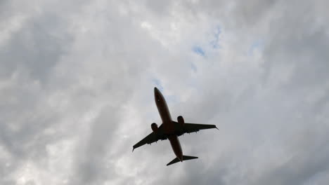 Avión-De-Pasajeros-Llega-Al-Aeropuerto