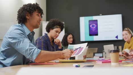 diversas personas de negocios felices discutiendo el trabajo durante una reunión en la oficina