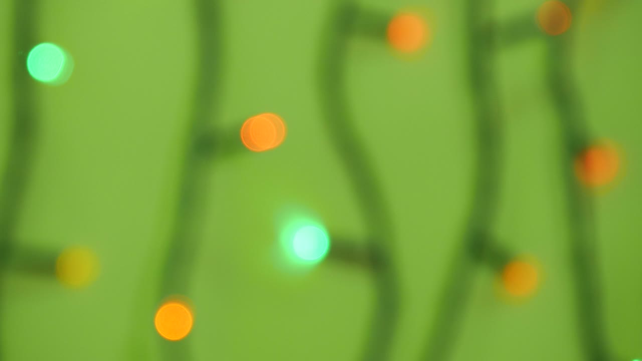 초점을 맞추지 않고 색이 박이는 불빛을 축하합니다.